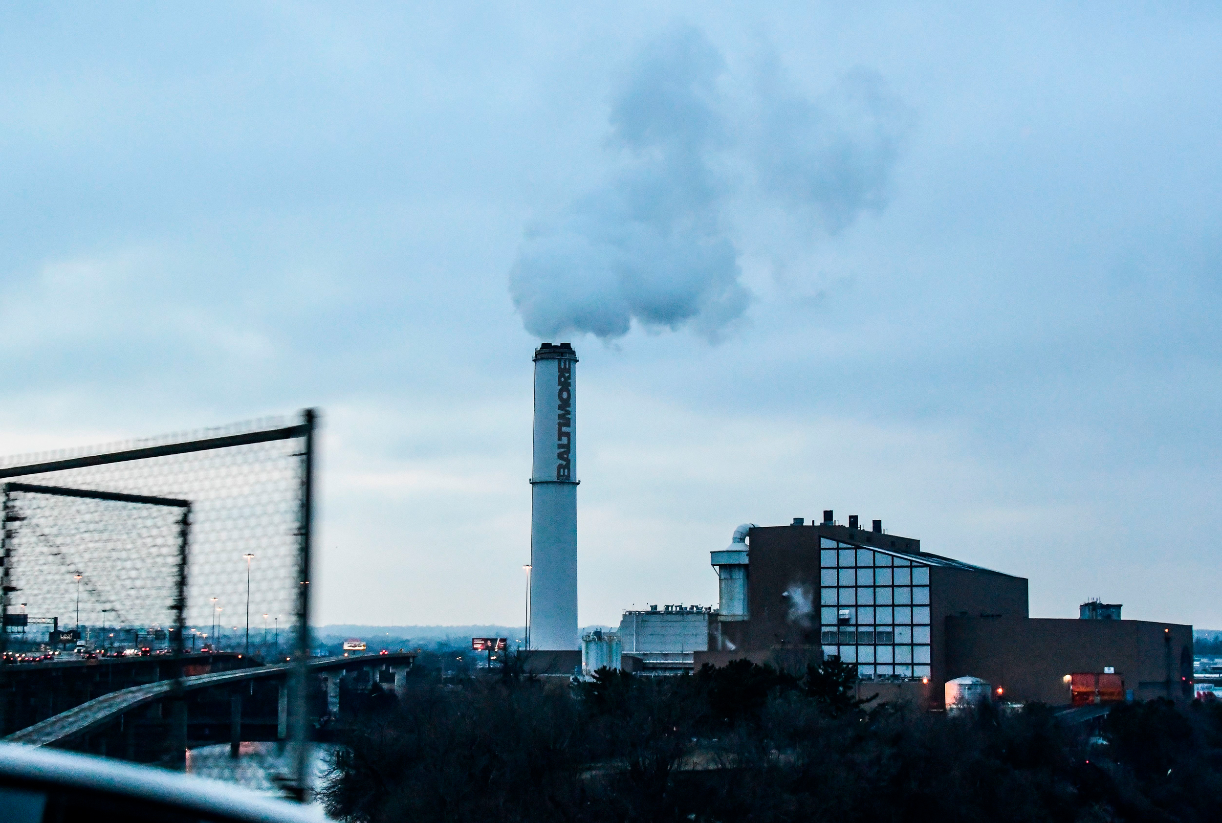 O incinerador de lixo WIN Waste é uma das maiores fontes de poluição do ar de Baltimore. Crédito: Eva Hambach/AFP via Getty Images