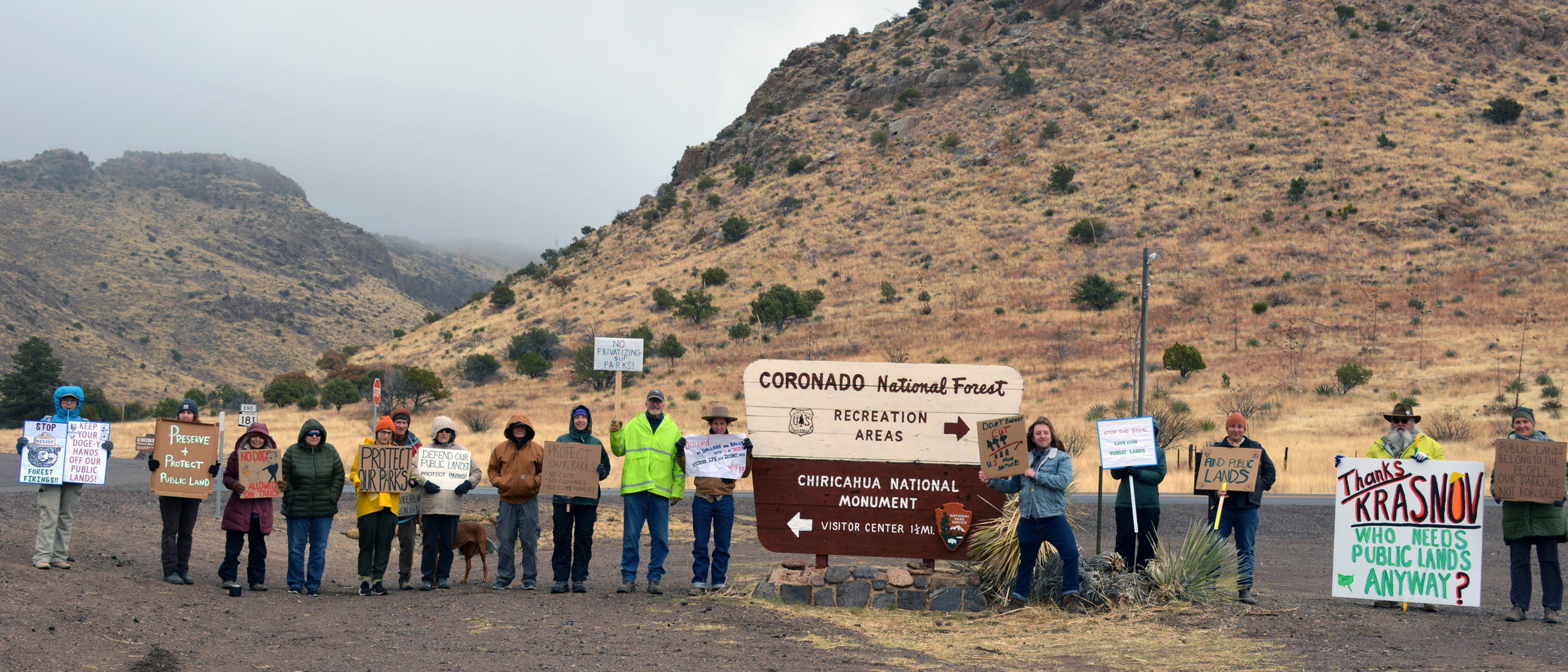 Os manifestantes se reúnem fora do Monumento Nacional de Chiricahua em 15 de março em resposta às demissões de funcionários de estágio no Departamento do Interior e à ameaça de reduzir o tamanho e eliminar os monumentos nacionais pelo governo Trump. Crédito: Wyatt Myskow/Naturlink