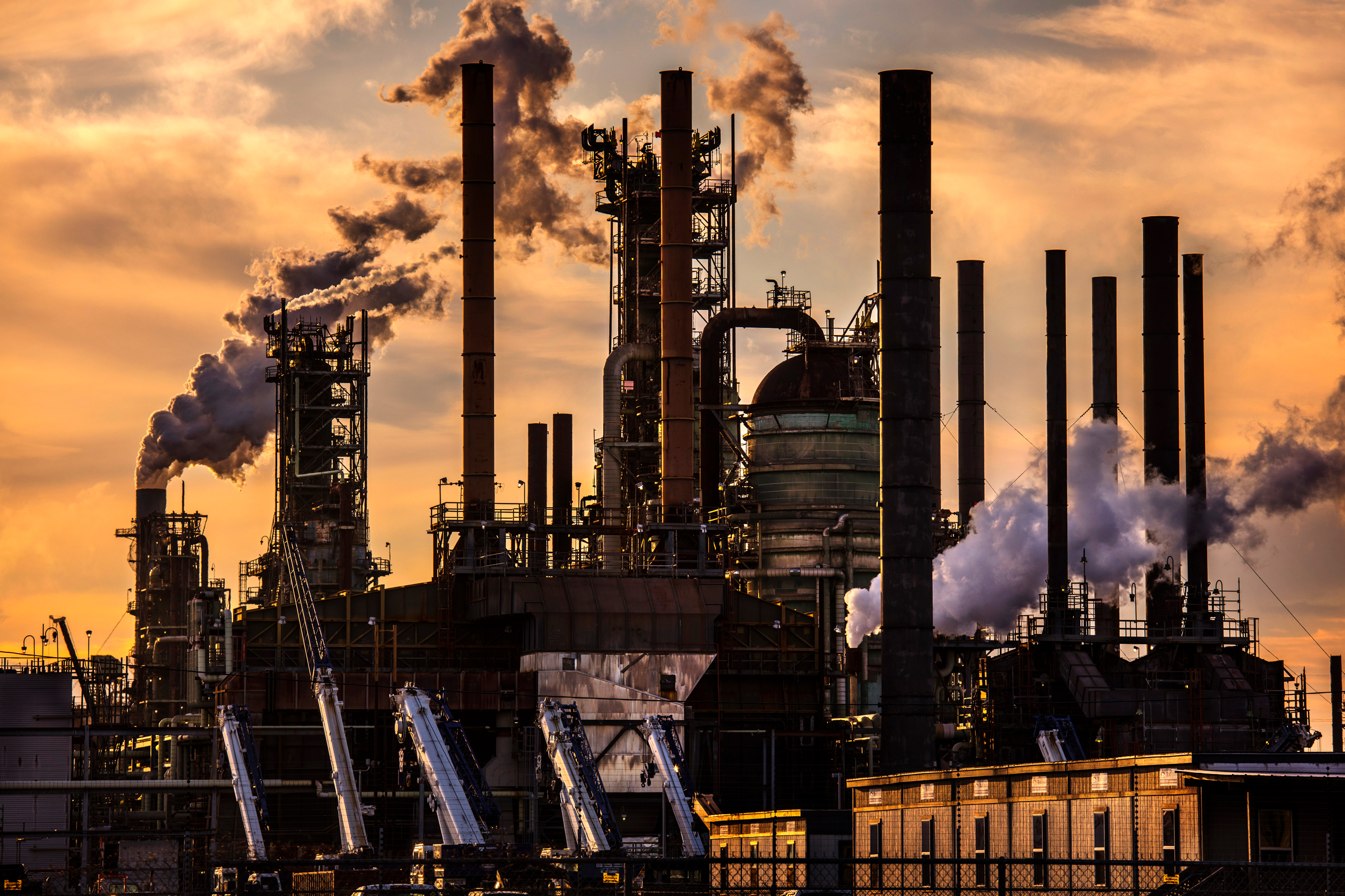Uma vista da refinaria de petróleo ExxonMobil Baton Rouge, na Louisiana. Crédito: Barry Lewis/InPictures via Getty Images