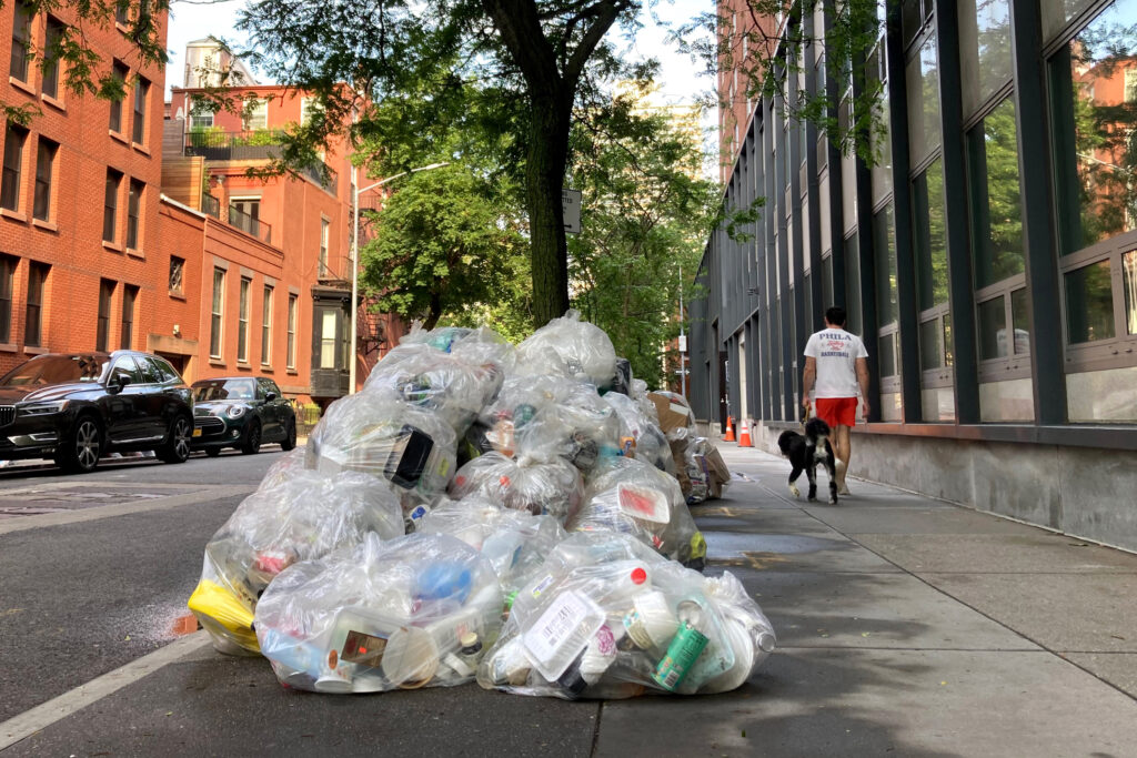 Sacos de reciclagem e lixo alinham-se na calçada no Brooklyn, na cidade de Nova York. Crédito: Lauren Dalban/Naturlink