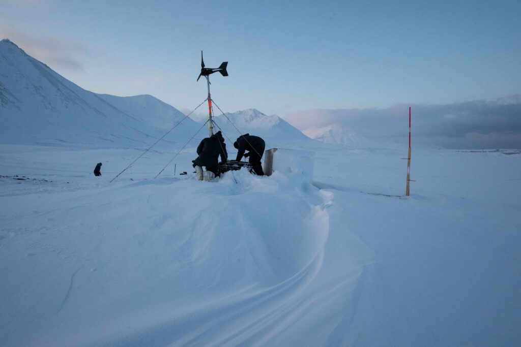 Pesquisadores sobre Svalbard dizem que as crescentes temperaturas do Ártico levaram à redução da cobertura de gelo do mar e ao descongelamento rapidamente do permafrost. Essas condições fazem parte de um ciclo de feedback que torna a região especialmente vulnerável às mudanças climáticas. Crédito: Cortesia de James Bradley