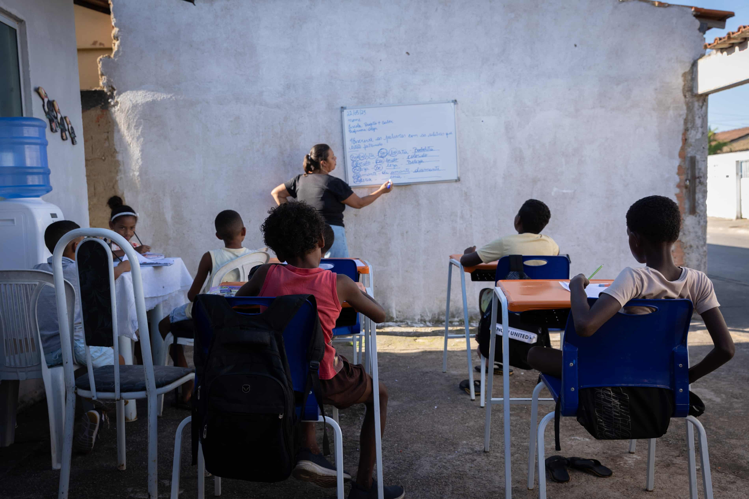 Mesmo com um orçamento maior que as cidades maiores, os indicadores de educação de Campos de Goytacazes estão abaixo da média estadual. Um zelador da escola montou uma instituição de caridade para ajudar os alunos com aulas extras baratas. Crédito: José Cícero/Agência Púbblica
