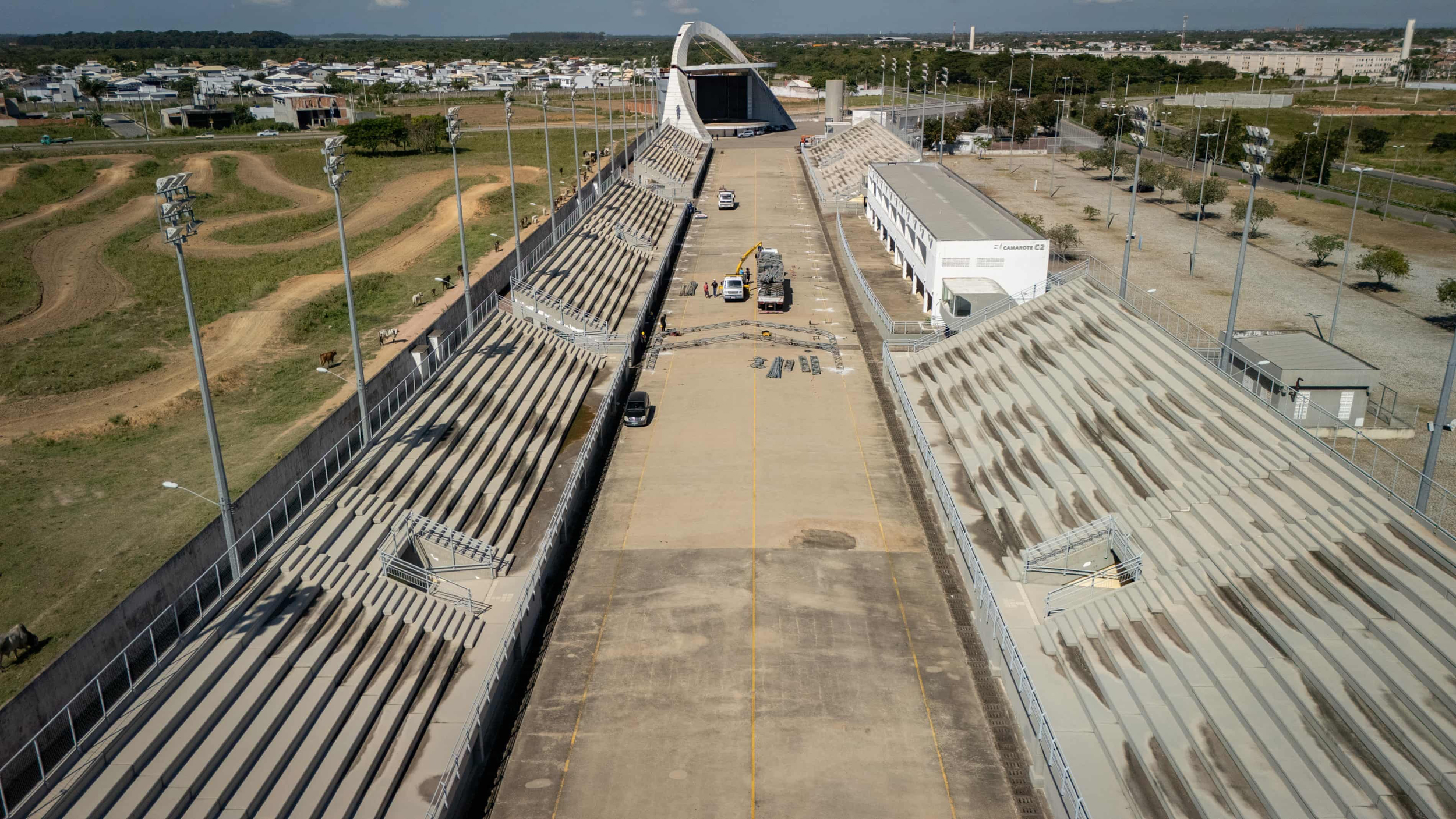 Sambódromo, de Campos Dos Goytacazes, um estádio construído para sediar o desfile anual das escolas de Samba, teve sua fiação roubada e está sem uso durante a maior parte do ano. Crédito: José Cícero/Agência Púbblica