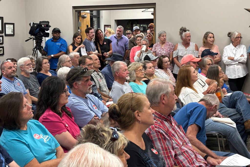 A multidão de transbordamentos se espalhou para o corredor durante a reunião do Conselho da Cidade de Wilsonville na noite de segunda -feira. Crédito: Dennis Pillion/Naturlink