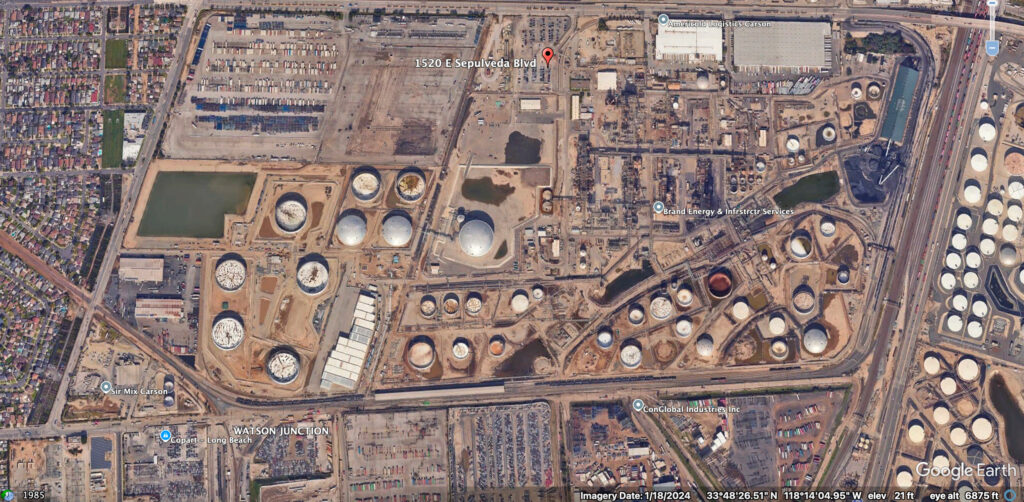 A instalação de refinaria Phillips 66 em Carson inicia o processo de refinar o petróleo bruto em produtos petrolíferos. Crédito: Google Earth