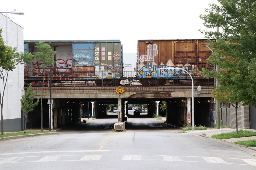 Os carros de carga descansam em trilhas elevadas perto do bairro de Chicago em Pilsen em 20 de agosto de 2025. O transporte relacionado à indústria, como trens de carga e veículos de carga, é uma fonte significativa de poluição do ar na cidade. Crédito: Fern Alling/Naturlink