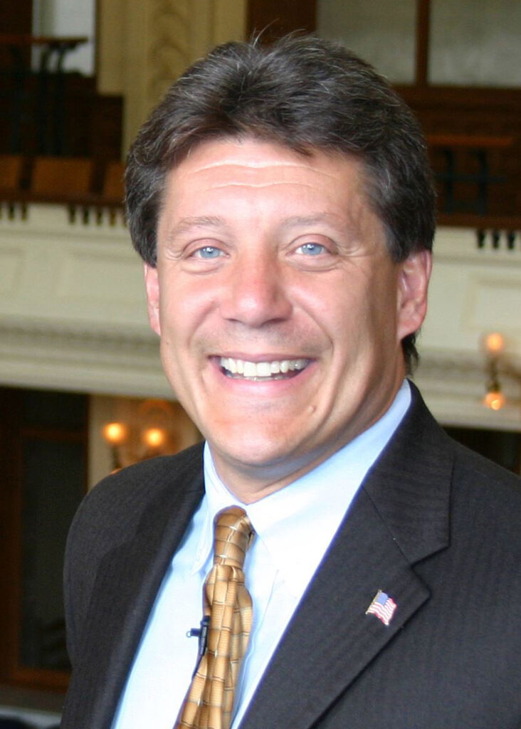 O senador estadual John McKeon (D-ESSEX)