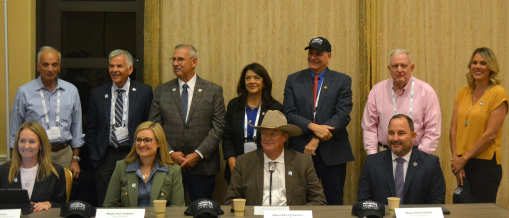 Uma coalizão de prefeitos do Arizona posa para uma foto em uma conferência de imprensa na quarta -feira anunciando a formação da coalizão para proteger a linha de vida do Arizona, que defenderá as alocações de água das cidades no rio Colorado. Crédito: Wyatt Myskow/Naturlink
