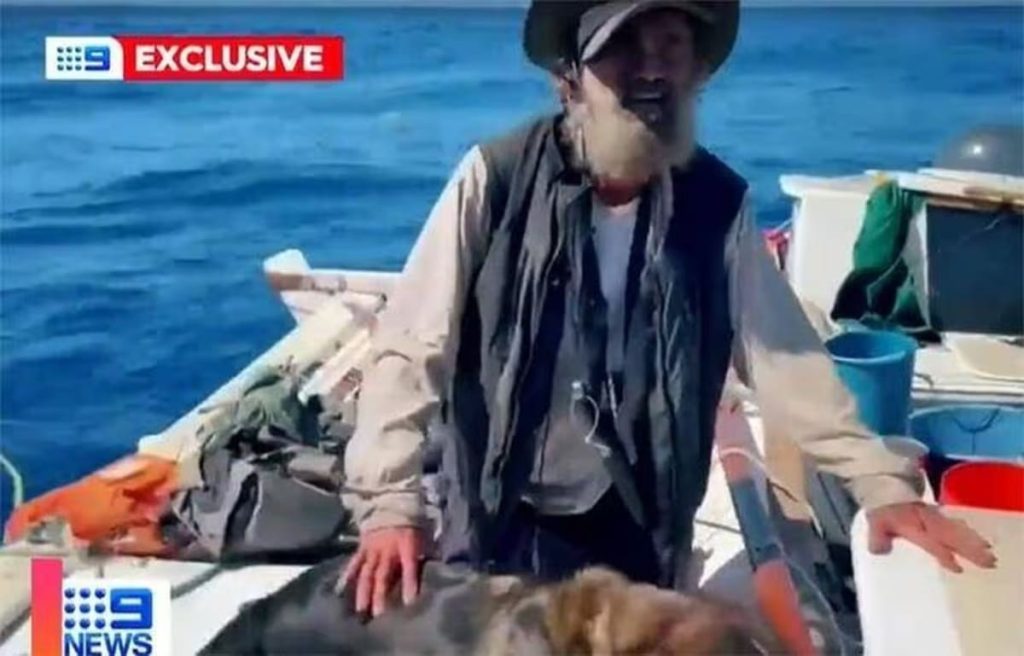 Homem-sobrevive-dois-meses-com-sua-cadela-em-alto-mar