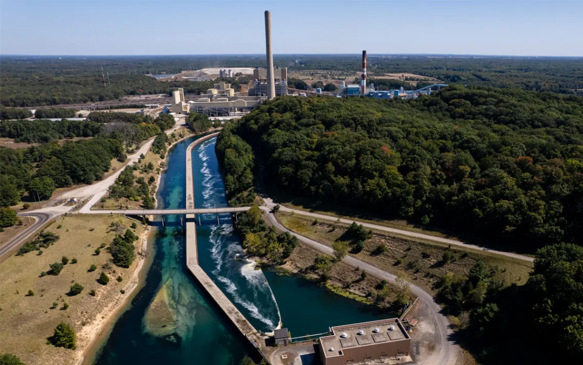 Uma imagem aérea do JH Campbell Generating Complex, da Consumer Energy, no Condado de Ottawa, Michigan, 21 de setembro de 2024. (Joel Bissell/Kalamazoo Gazette via AP)
