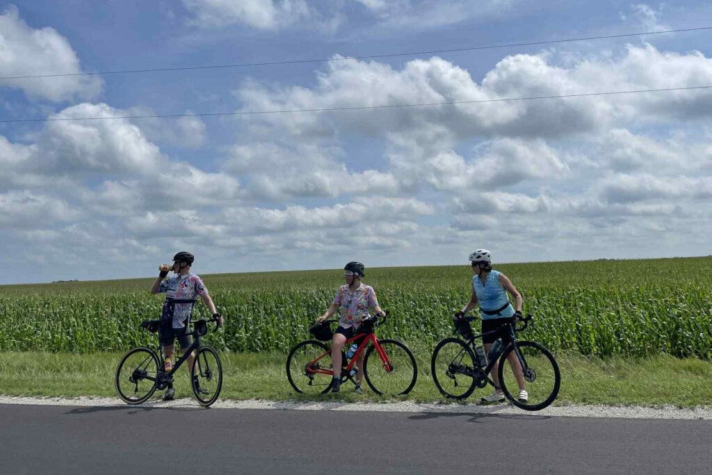 Os pilotos de Ragbrai fazem uma pausa para a água ao longo da rota. Crédito: Cortesia de Laura Ferguson
