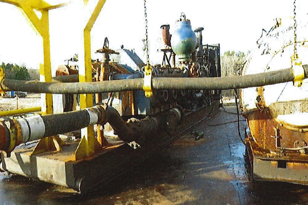 Uma fotografia do relatório de investigação da OSHA mostra o local onde Pedro Julian Garcia foi atingido fatalmente por uma válvula em McBride operando em Waskom, Texas. A válvula que fica no chão ao lado da bomba. Crédito: OSHA