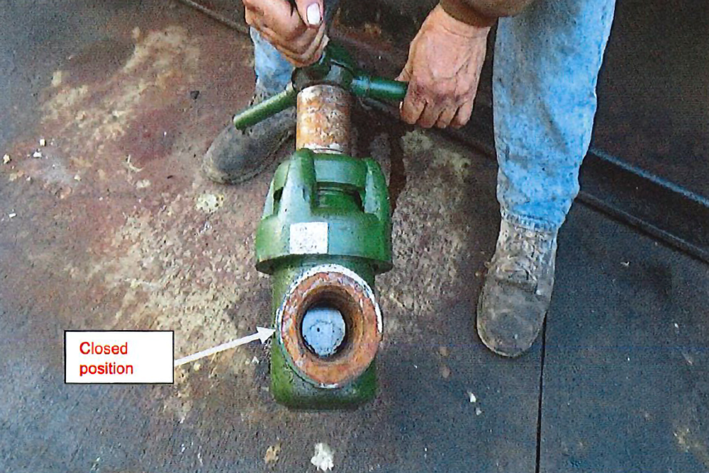 A válvula que atingiu fatalmente o trabalhador de McBride foi fotografada pelos inspetores da OSHA. A agência constatou que McBride não possuía protocolos para liberar pressão na válvula. Crédito: OSHA