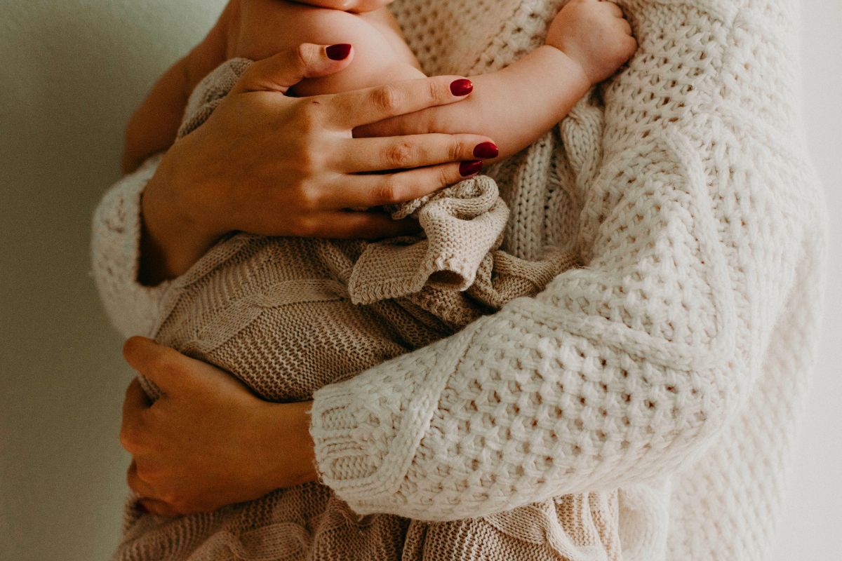 Ela proíbe a mãe de ver o neto e a razão