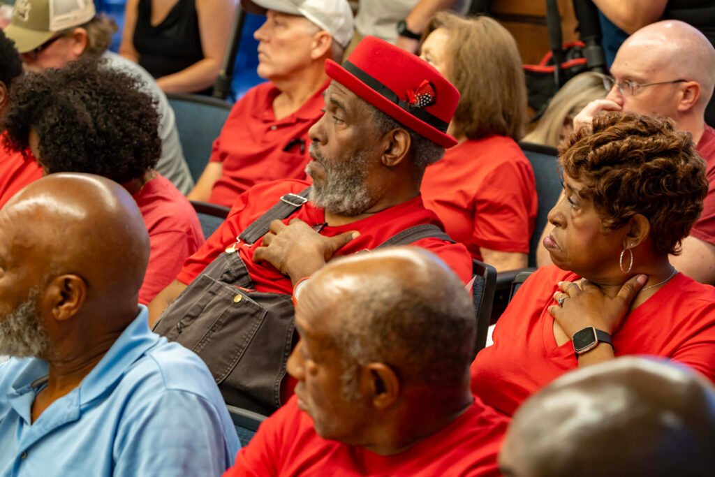 Os residentes de Bessemer usam vermelho para mostrar sua oposição ao data center proposto durante uma reunião de julho. Crédito: Lee Hedgepeth/Naturlink
