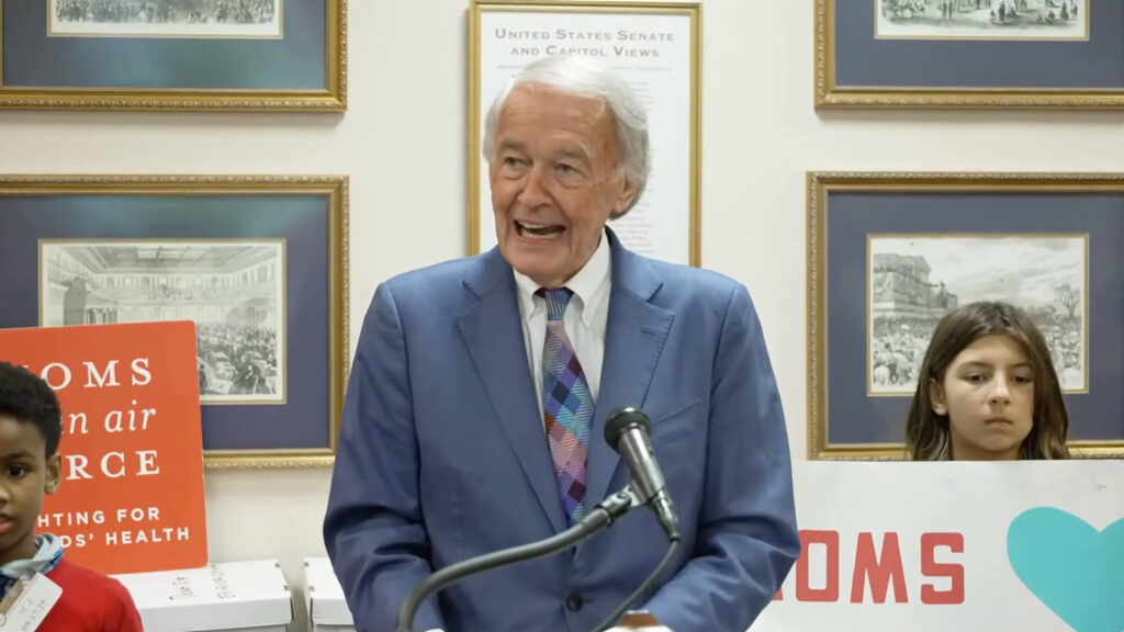 O senador Ed Markey fala na conferência de imprensa de quarta -feira, denunciando a decisão da EPA de reconsiderar a descoberta de ameaça. Fonte: ScreenGrab do senador Ed Markey LiveStion Dream