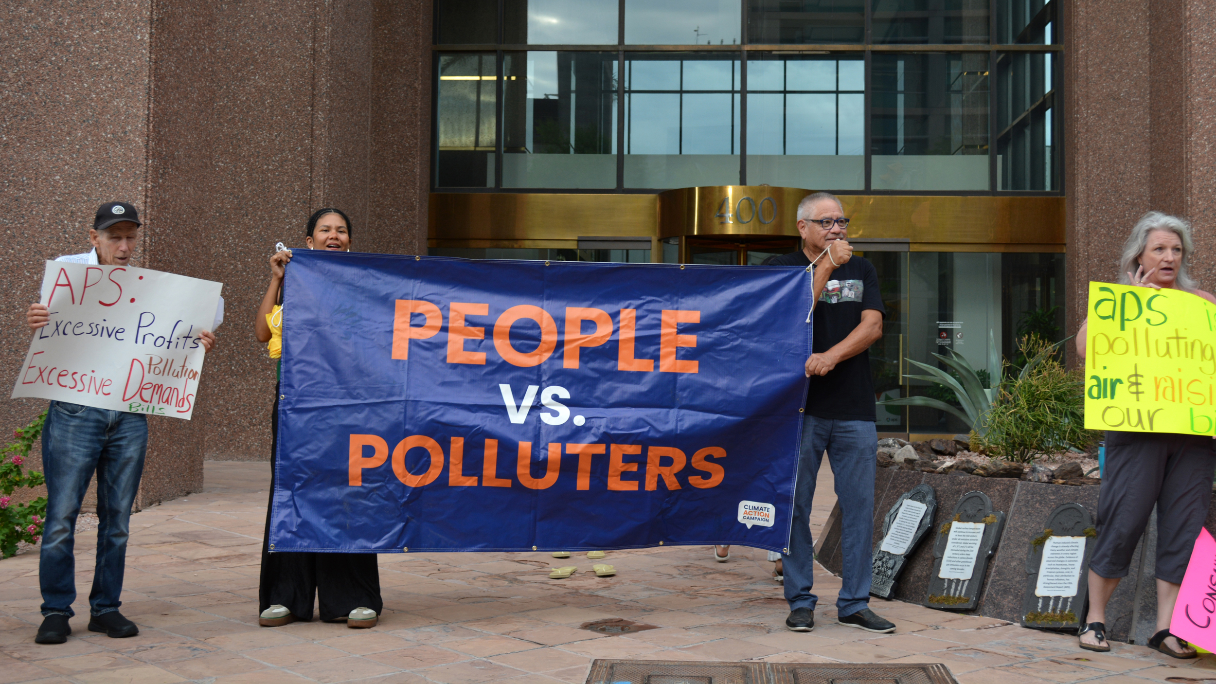 Os manifestantes estão fora da sede do Arizona Power Service na quinta -feira, após a recente decisão da concessionária de recuperar seus objetivos de energia limpa. Crédito: Wyatt Myskow/Naturlink