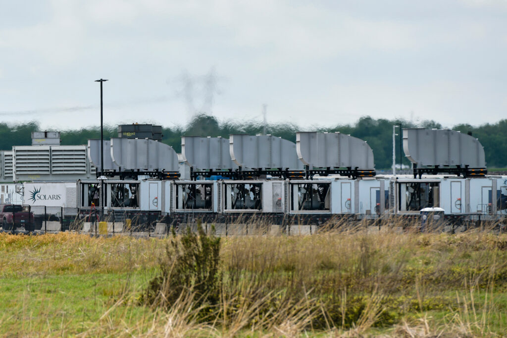 Turbinas a gás são visíveis no data center xAI em 25 de abril em Memphis, Tennessee. Crédito: Brandon Dill/The Washington Post via Getty Images