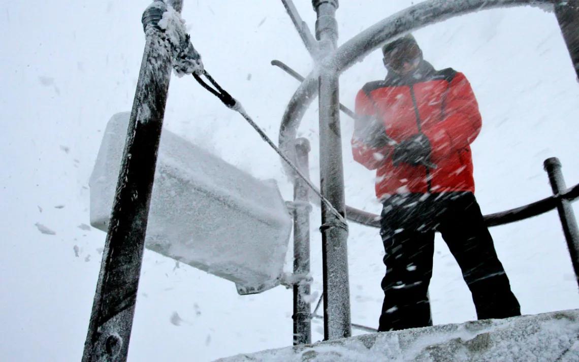 Um observador meteorológico bateu no gelo e neve de um dispositivo no topo do Monte Washington