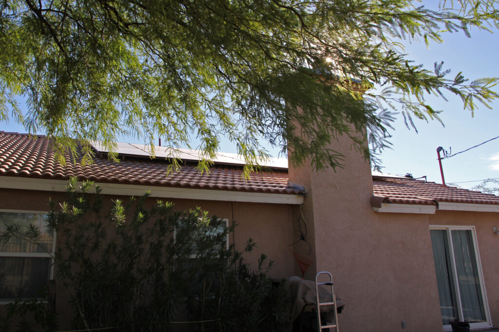 Os painéis solares ajudam a compensar uma parte significativa do uso de energia da família Vazquez. Crédito: Twilight Greenaway/Naturlink