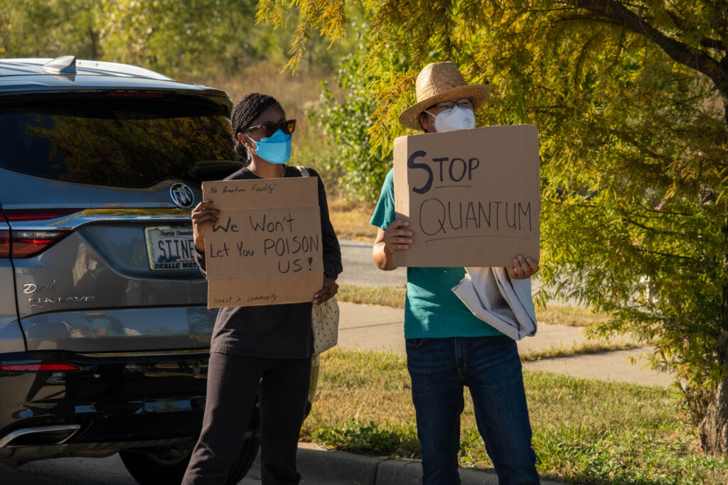 Manifestantes com Southside juntos se opõem ao projeto quântico fora da cerimônia inovadora na terça -feira. Crédito: Keerti Gopal/Naturlink