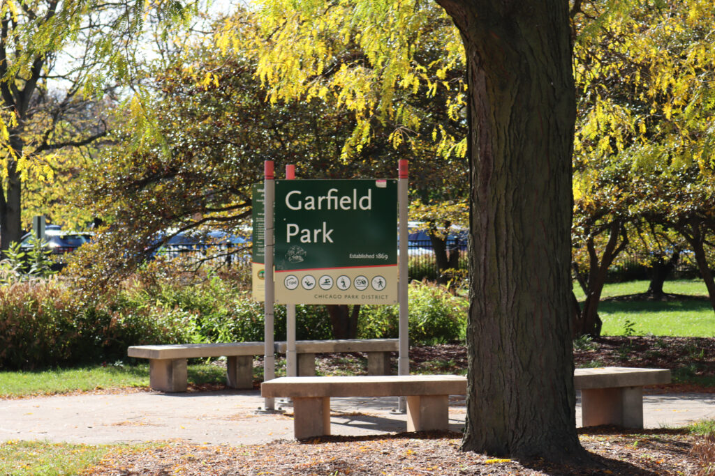 Uma placa no Garfield Park marca sua história e destaca as atividades disponíveis – parte de uma visão familiar dos parques de Chicago. Crédito: Yiannis Mastoras/Naturlink