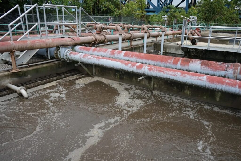 O líquido flui sob os tubos nesta imagem