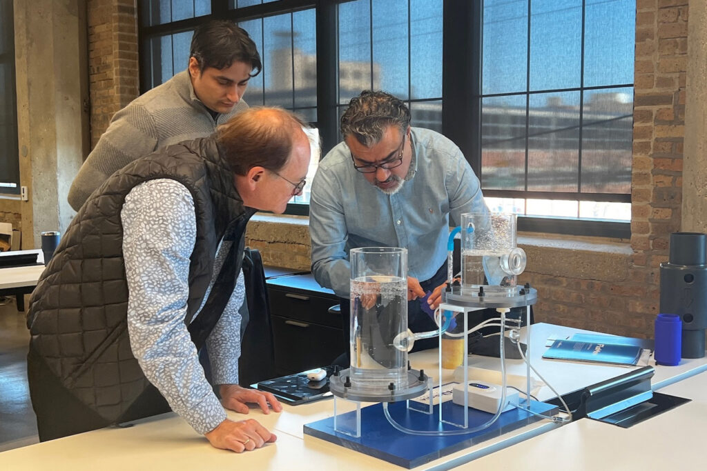 FloNergia Systems, uma startup focada em água que faz parte do projeto Sustainable Water Tech Accelerator, demonstra sua tecnologia no mHUB em Chicago. Crédito: Cortesia de FloNergia