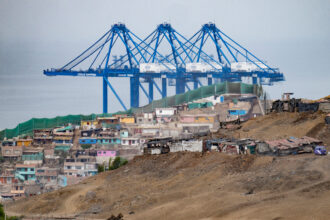 Os guindastes de uma nova torre de megaporto atrás da cidade de Chancay, no Peru. Crédito: Cris Bouroncle/AFP via Getty Images
