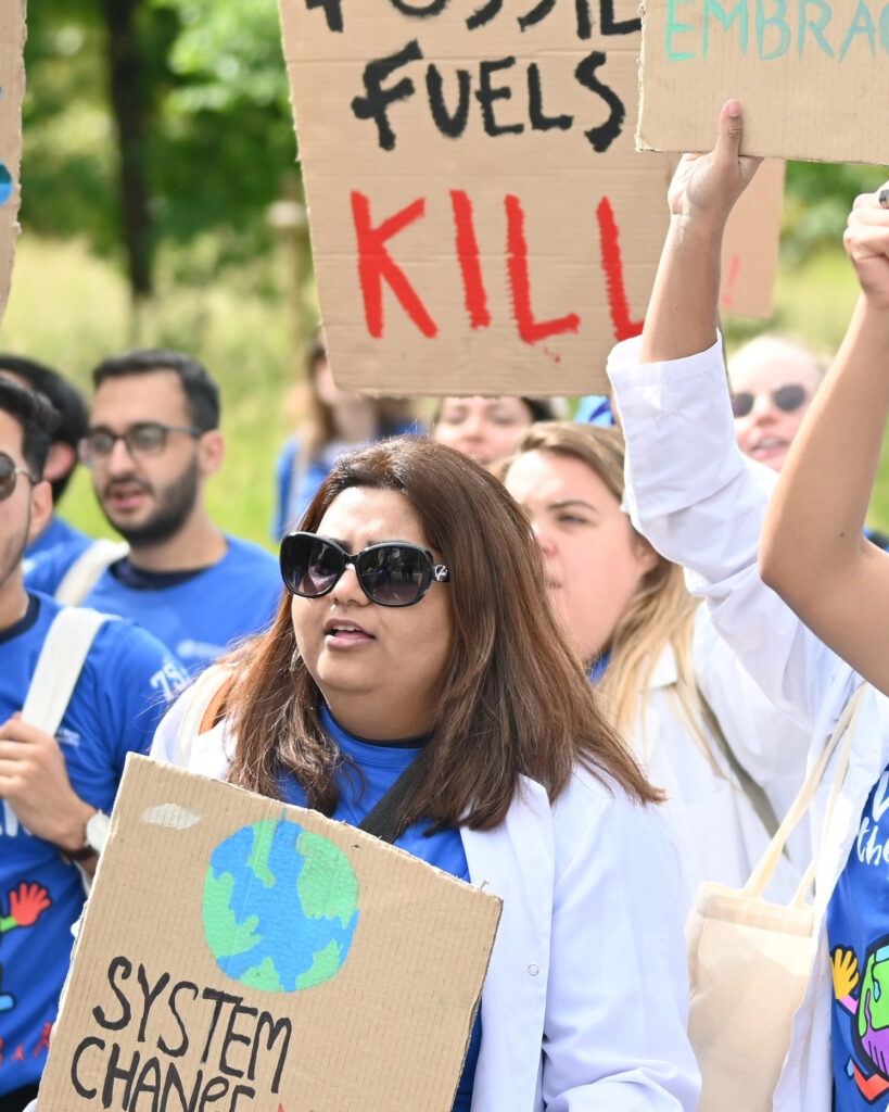 Farah Waseem participa numa manifestação sobre clima e saúde em Genebra. Waseem se envolve no ativismo climático desde o ensino médio. Crédito: Cortesia de Farah Waseem