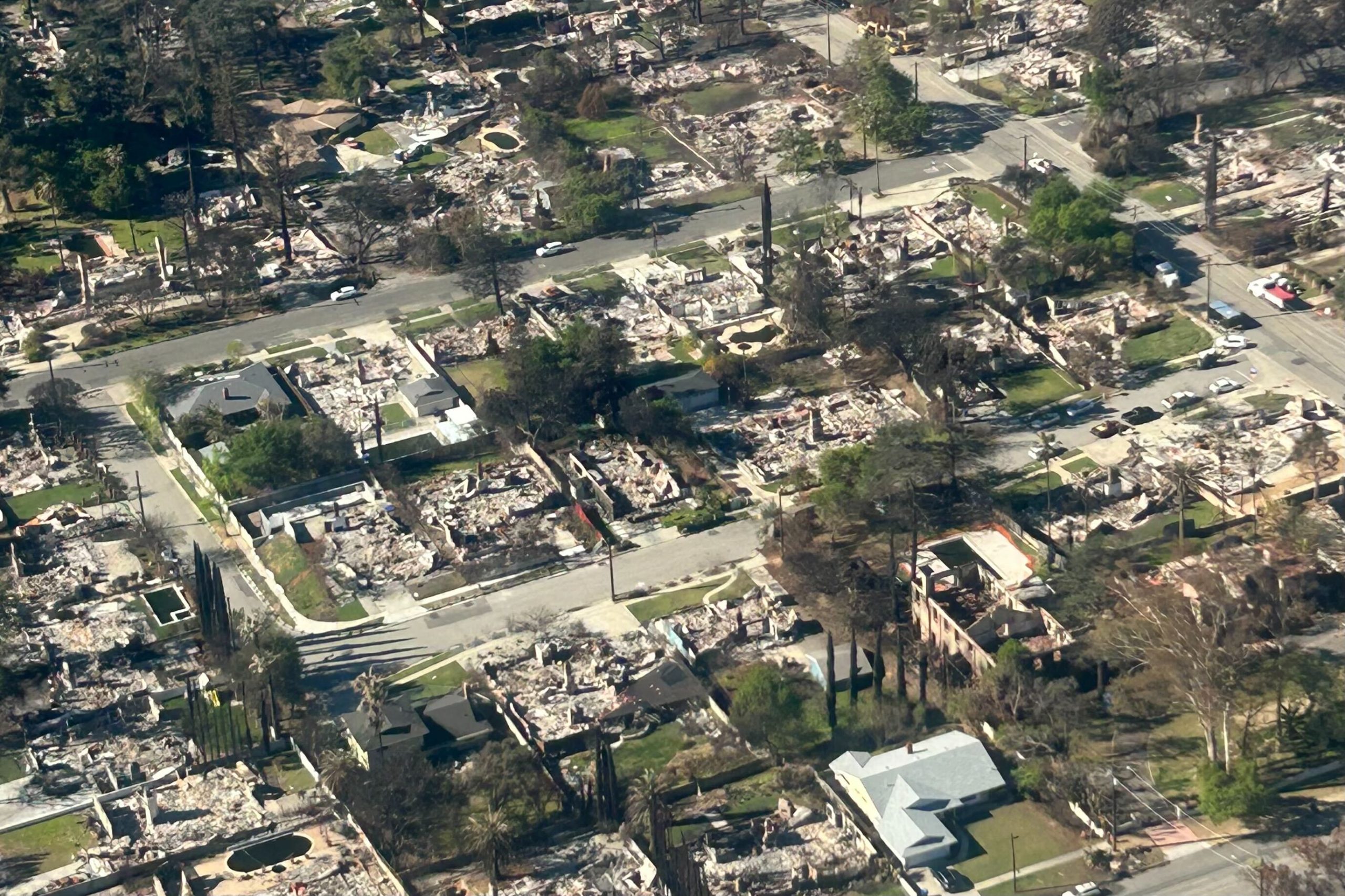 Um ano após os incêndios em Los Angeles, a recuperação está atrasada, mas surgem pontos positivos