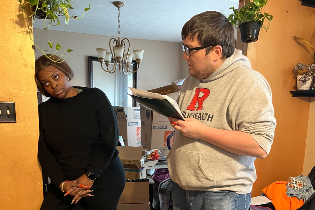 O pesquisador de saúde pública Sean Stratton conversa com Amber DeLoney-Stewart antes de inspecionar a casa. Crédito: Anna Mattson/Naturlink