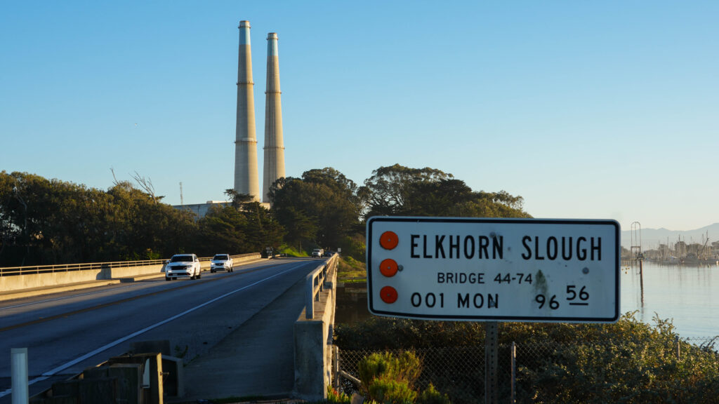 A Usina Moss Landing fica perto de Elkhorn Slough, um estuário protegido. Crédito: Claire Barber/nside Climate News