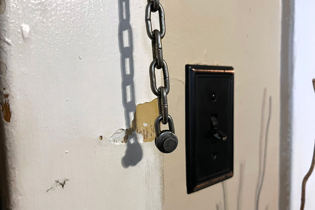 A tinta à base de chumbo sai do batente da porta da antiga casa de Amber DeLoney-Stewart em East Trenton. Crédito: Anna Mattson/Naturlink