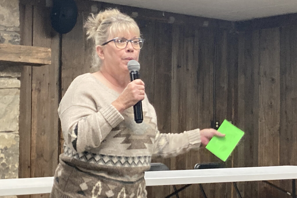 Randi Pokladnik fala na reunião pública de novembro sobre os problemas hídricos de Cádiz em 1º de novembro de 2025. Crédito: Julie Grant/The Allegheny Front