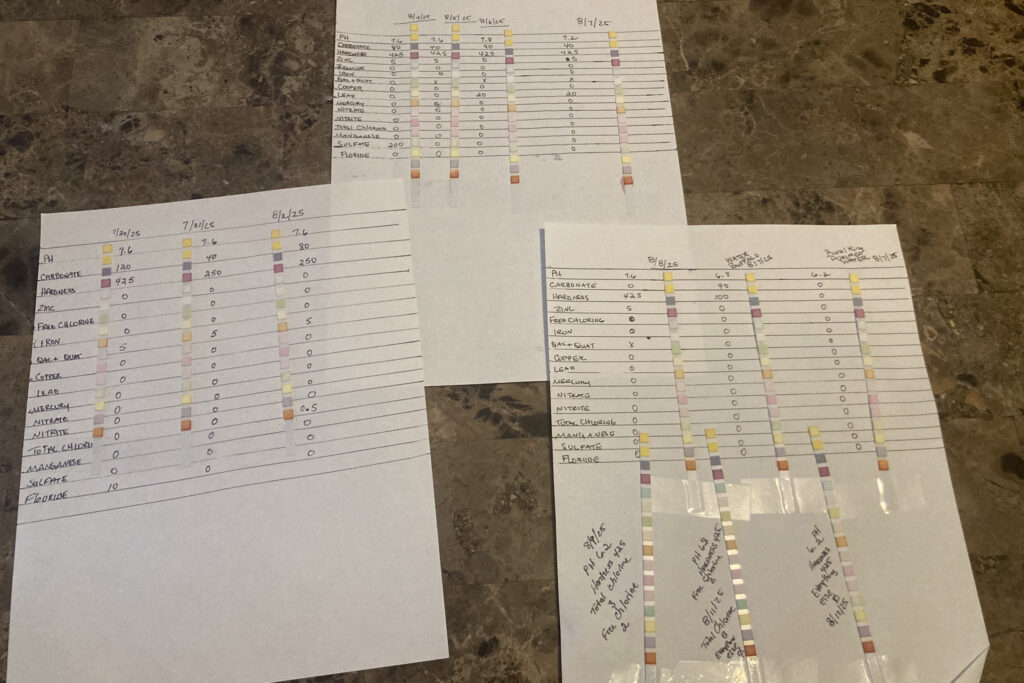 Stacey Greer tem testado a água de sua torneira em Cádiz, Ohio, quanto ao pH e contaminantes. Crédito: Julie Grant/Frente Allegheny