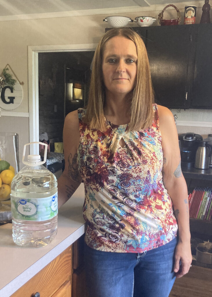 Tonya Shockey teve que ferver água no fogão para limpá-la para o banho dos filhos por causa de problemas de saúde. Crédito: Julie Grant/Frente Allegheny