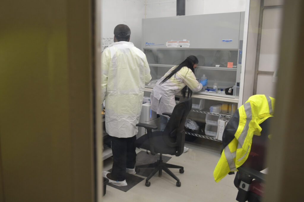Funcionários do laboratório coletam amostras de águas residuais da estação de tratamento de águas residuais de Hermosa, em South32. Antes de a mineração poder começar, o aquífero deve ser desidratado. Mas essa água está naturalmente contaminada com minerais e deve ser tratada antes de ser despejada em um riacho local. Crédito: Wyatt Myskow/Naturlink