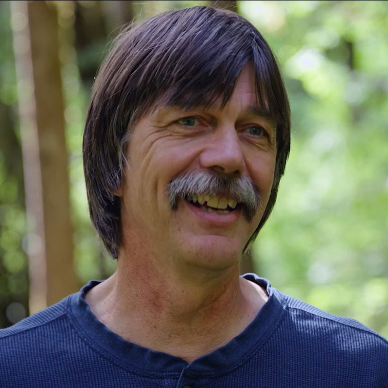 Timothy Ingalsbee é ecologista sênior de incêndios florestais. Crédito: Cortesia dos Bombeiros Unidos pela Segurança, Ética e Ecologia