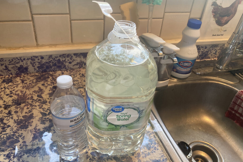 Uma coloração amarela pode ser vista na água da cozinha de Stacey Greer em 14 de agosto de 2025. Crédito: Julie Grant/The Allegheny Front