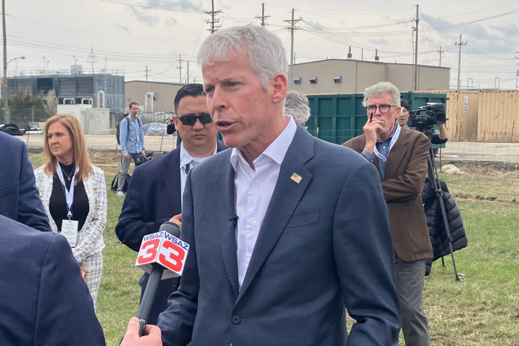 O secretário de Energia, Chris Wright, fala aos repórteres em 20 de março, após a inauguração de um data center e usina de energia que está sendo desenvolvido pela SoftBank e SB Energy em propriedade federal em Piketon, Ohio. Crédito: Dan Gearino/Naturlink