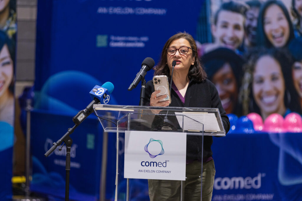 Megha Lakhchaura fala durante a coletiva de imprensa da ComEd no dia de prévia da mídia do Chicago Auto Show em 6 de fevereiro. Crédito: Cortesia da ComEd