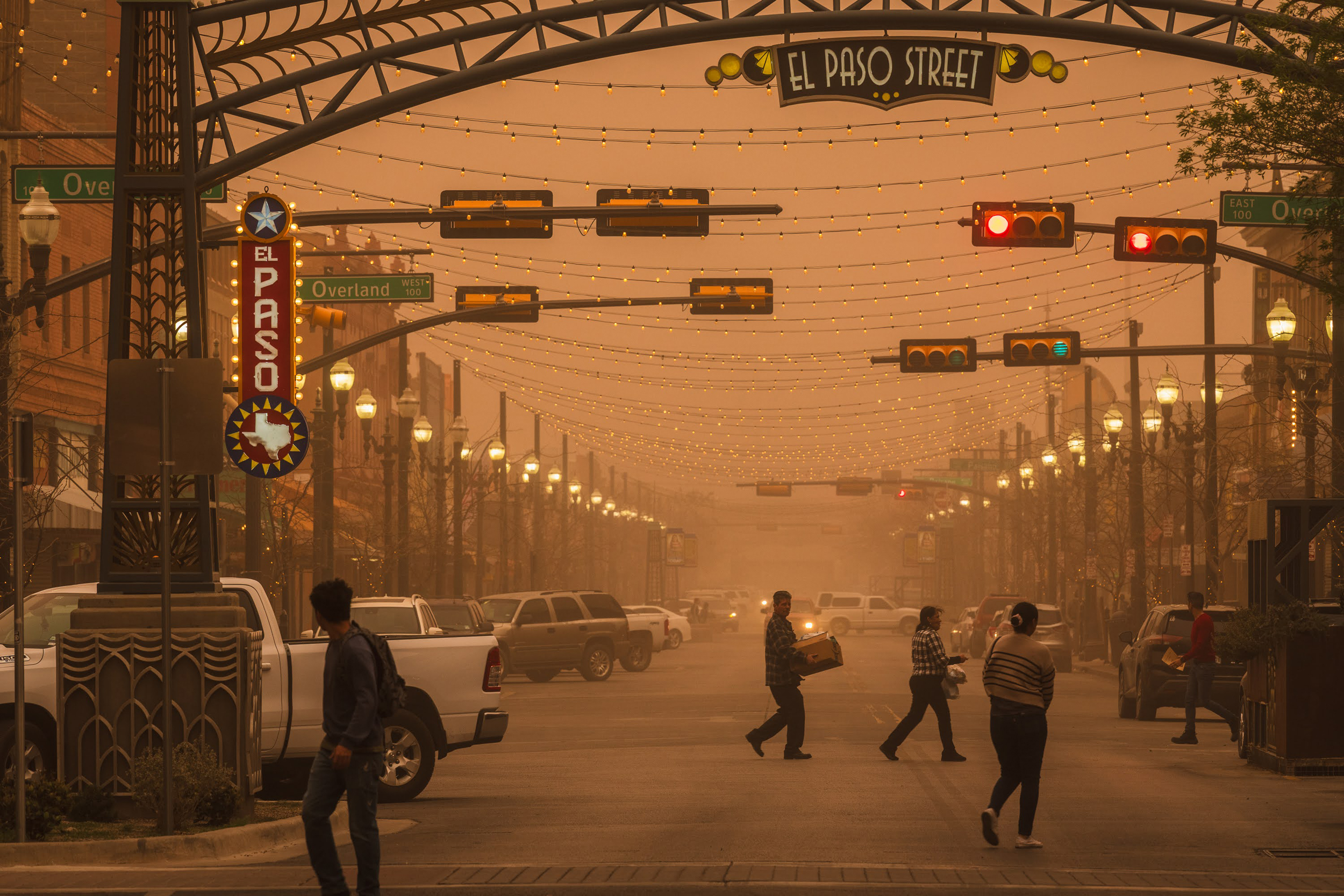 Pessoas atravessam a rua durante uma tempestade de areia em 7 de março de 2025, no centro de El Paso, Texas. Crédito: Justin Hamel