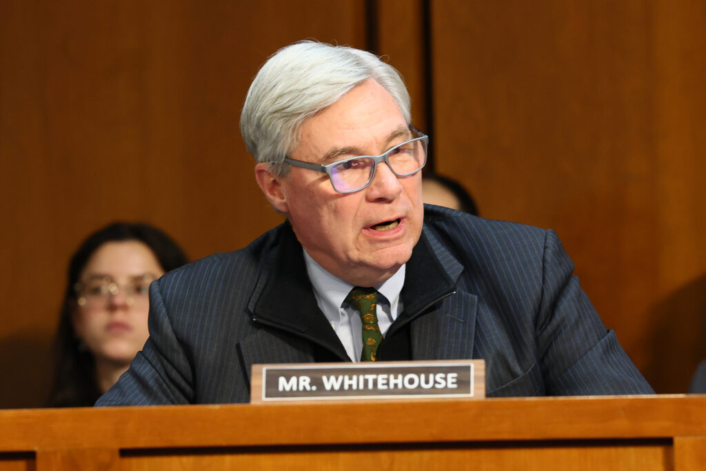 O senador Sheldon Whitehouse (DR.I.) fala durante uma audiência no Hart Senate Office Building em 10 de fevereiro em Washington, DC Crédito: Michael M. Santiago/Getty Images