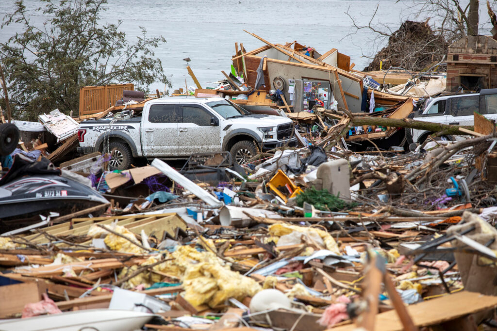 Uma visão dos danos e destroços em Union City, Michigan, em 7 de março, após um tornado que atingiu várias cidades na zona rural do sudoeste de Michigan. Crédito: Bill Pugliano/Getty Images