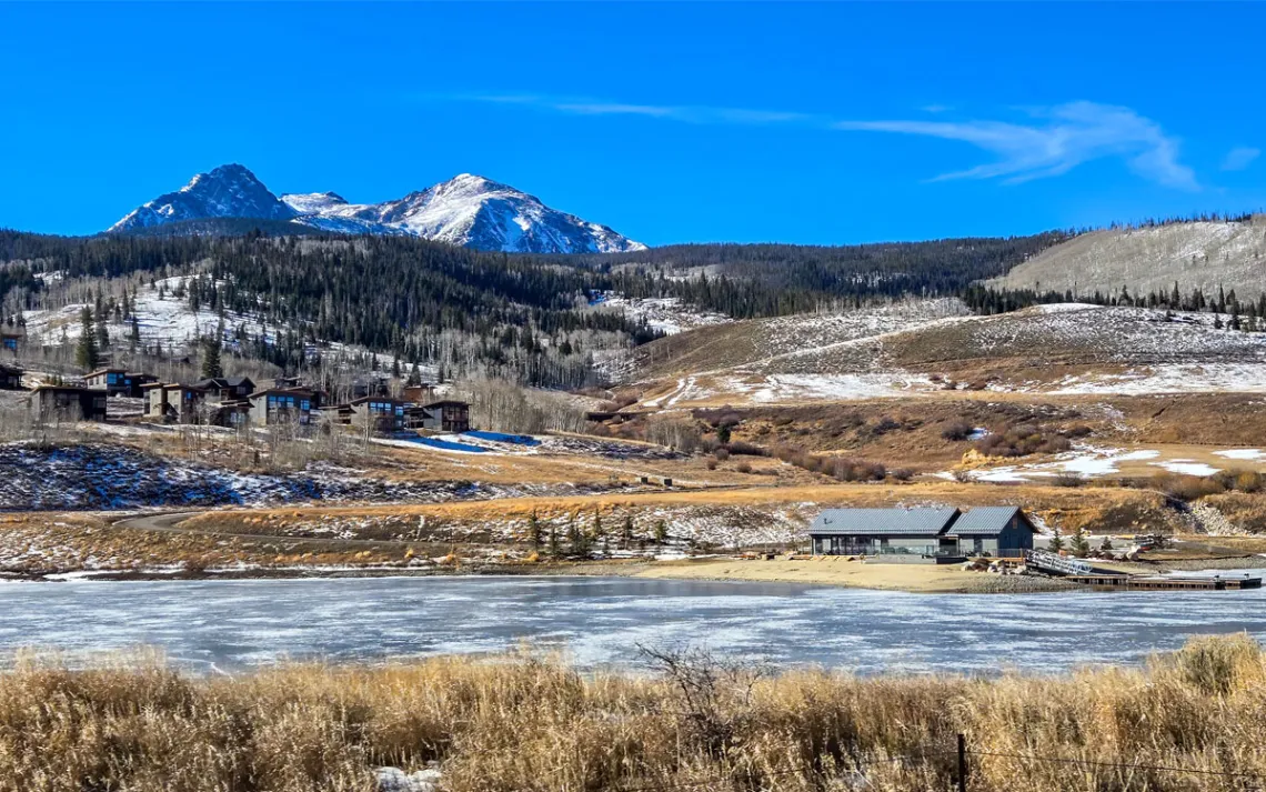 Manchas esparsas de neve destacam as condições secas no Colorado
