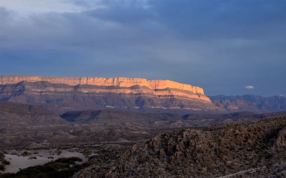 Sol se pondo sobre um penhasco no Parque Nacional Big Bend
