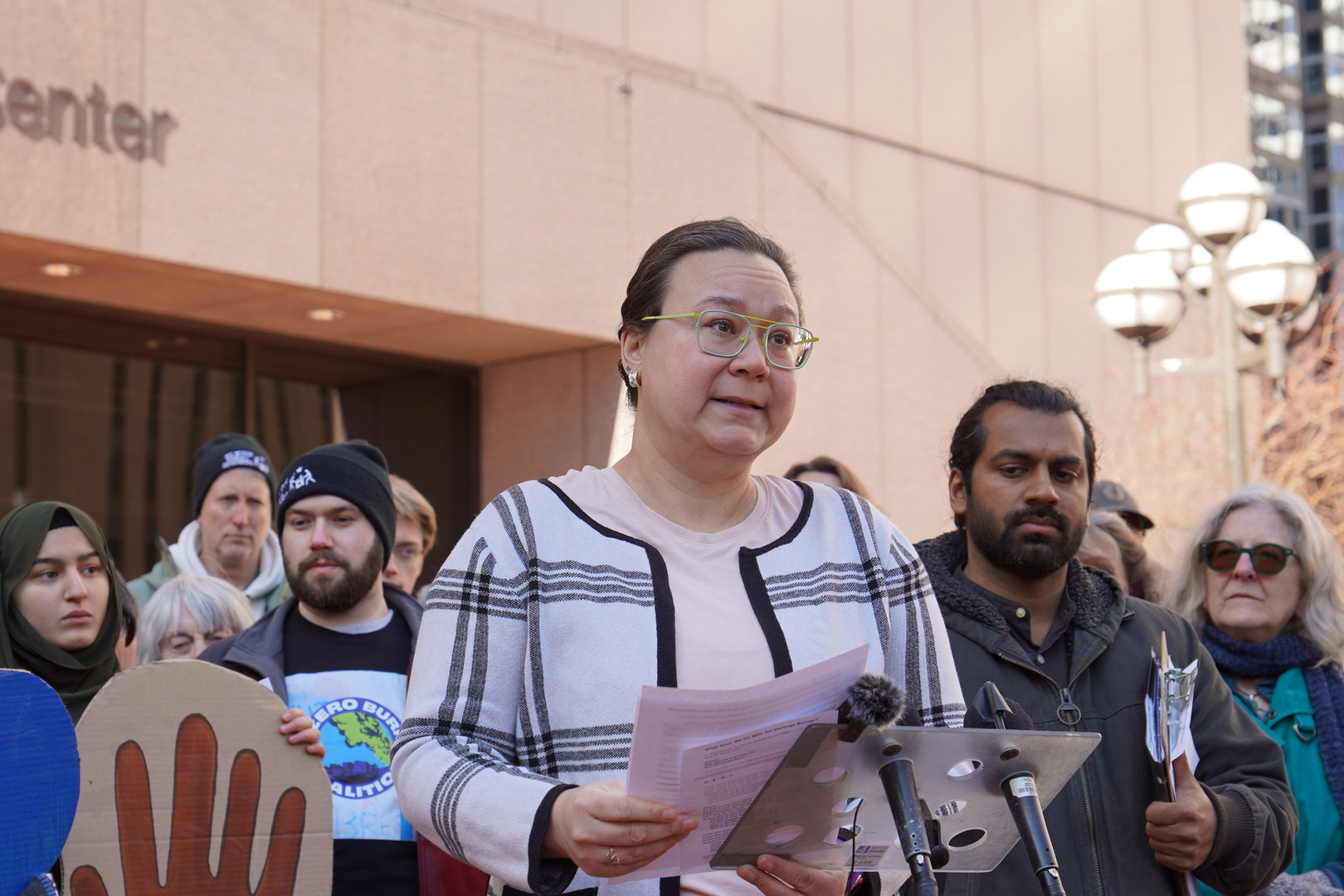 Natasha Villanueva disse que não comerá até que o condado se comprometa com uma data para fechar o Centro de Recuperação de Energia Hennepin, que fica em sua comunidade. Crédito: Cortesia de Geoff Dittberner/Zero Burn Coalition