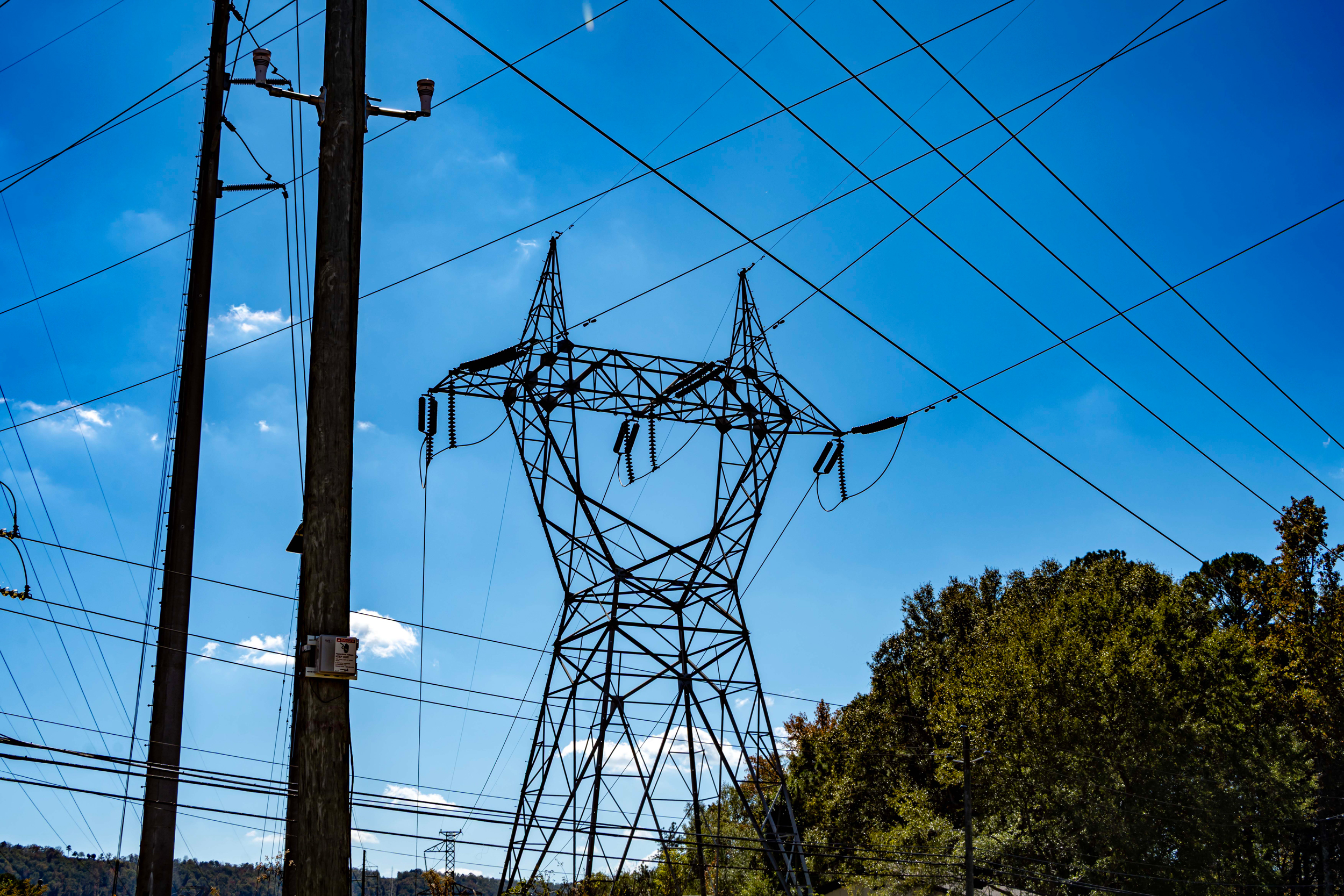 Linhas de energia ziguezagueiam no céu de Birmingham. Crédito: Lee Hedgepeth/Naturlink
