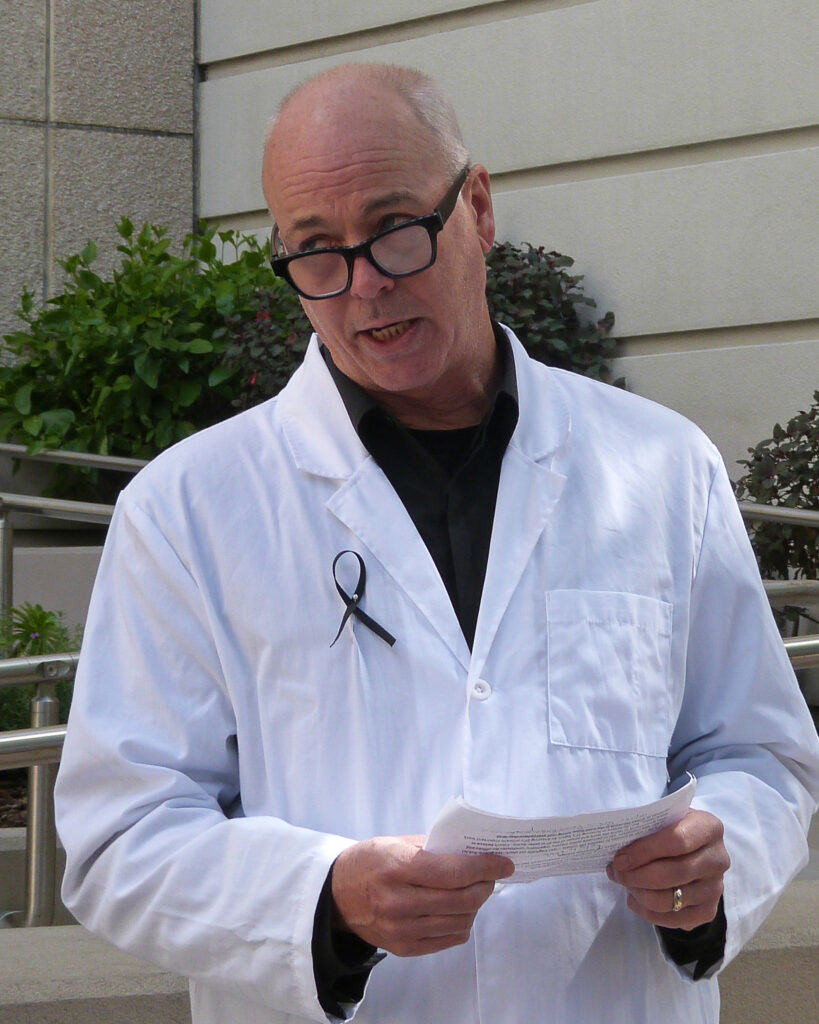 Greg Spooner, físico da Scientist Rebellion, oferece um elogio à descoberta de perigo, revogada pela EPA. Crédito: Liza Gross/Naturlink